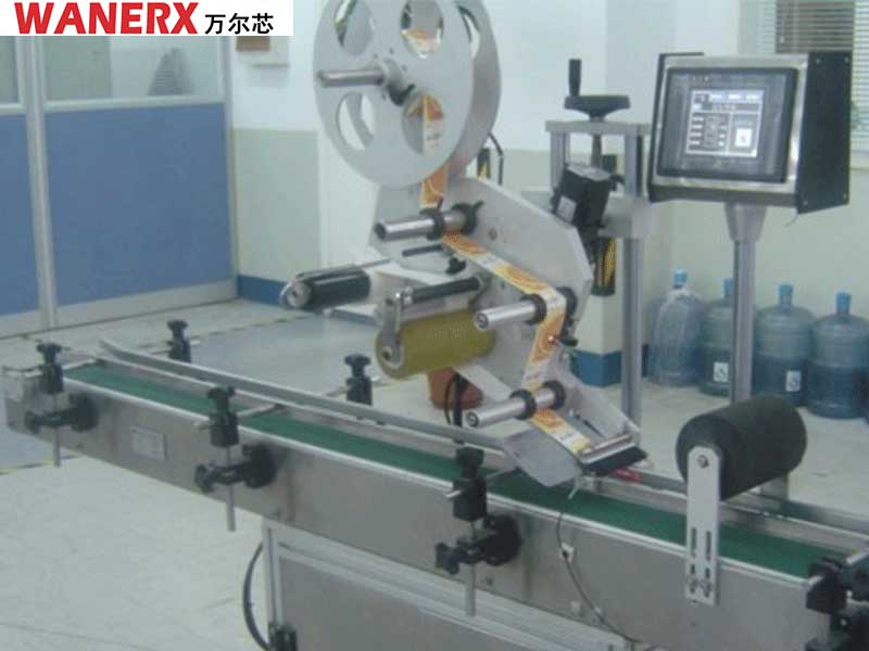 平面貼標(biāo)機(jī)